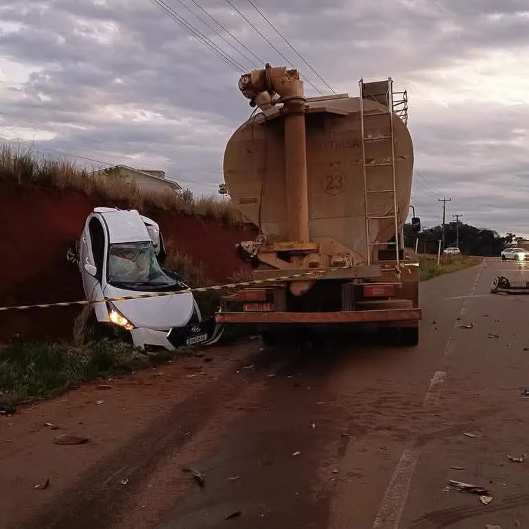 HB20 ocupado pelo casal de Cascavel ficou completamente destruído após a colisão com um caminhão.