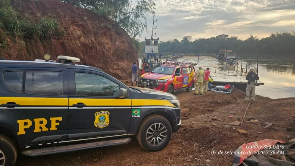 Veículo ficou submerso no Rio Piquiri após cair durante a madrugada deste sábado (5).