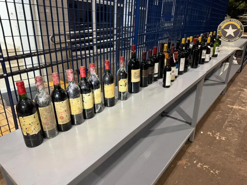 Aproximadamente 45 garrafas de vinhos, incluindo exemplares raros, foram avaliadas em cerca de R$ 500 mil.