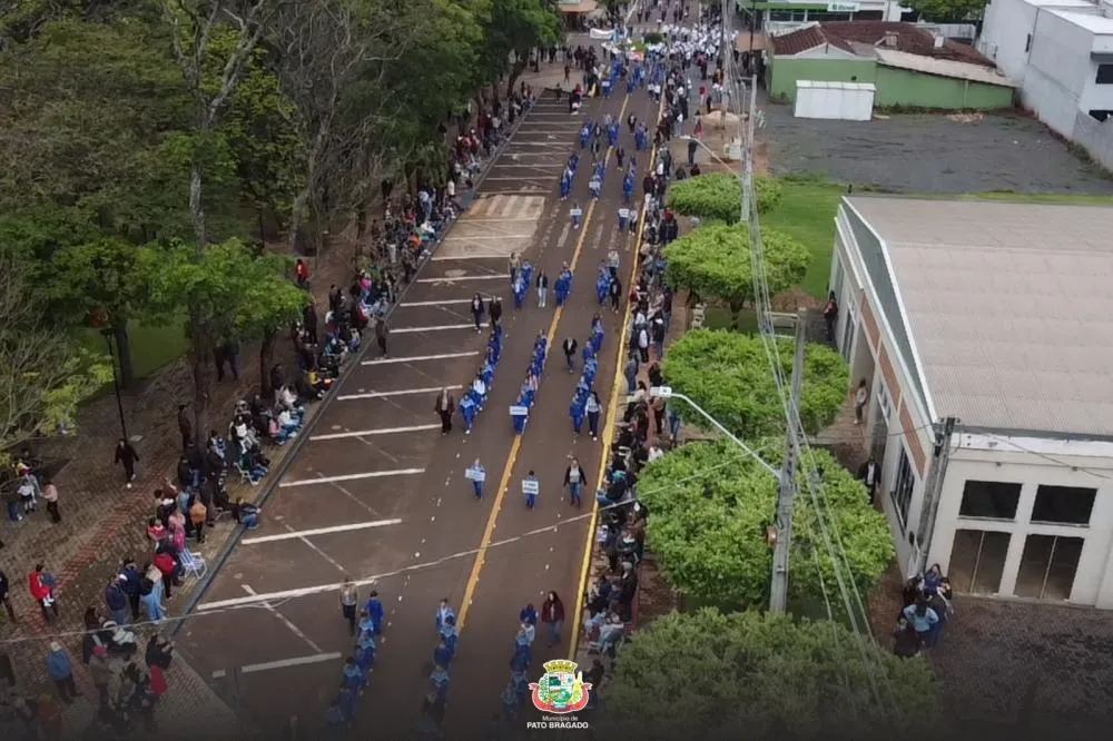 Pato Bragado encerrou a Semana da Pátria com desfile cívico na manhã deste domingo (6).
