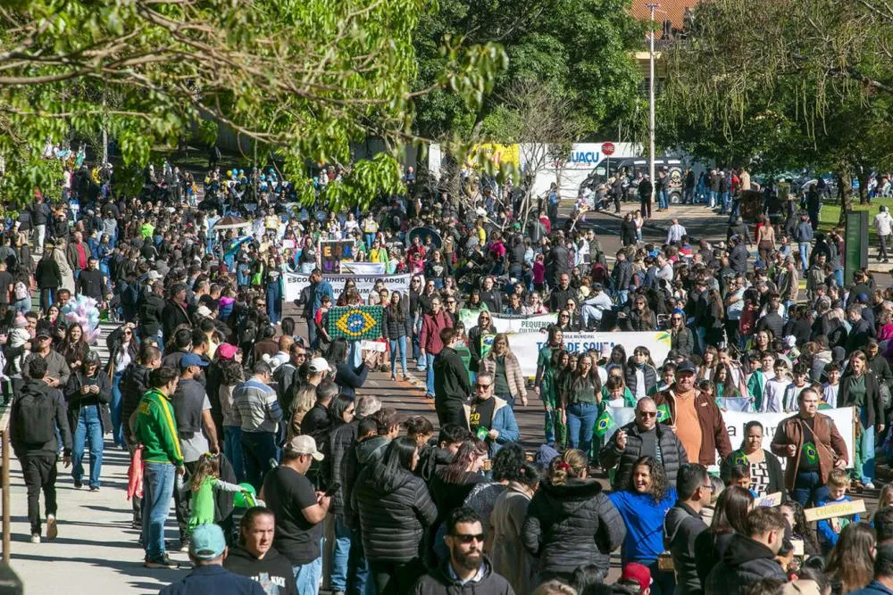 Toledo reúne milhares de pessoas no desfile de 7 de setembro
