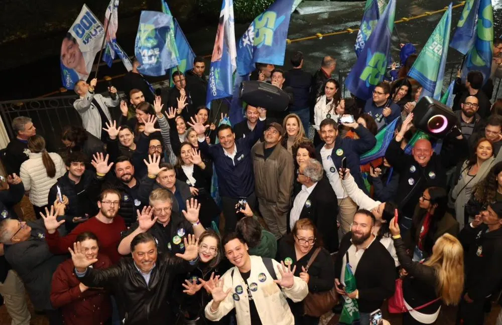 Encontro reuniu prefeitos e vereadores em apoio à candidatura de Sandro Alex ao Governo do Paraná.