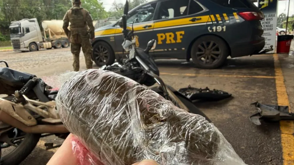Droga estava dividida em 26 pacotes e escondida em um compartimento oculto no reservatório de combustível da moto.