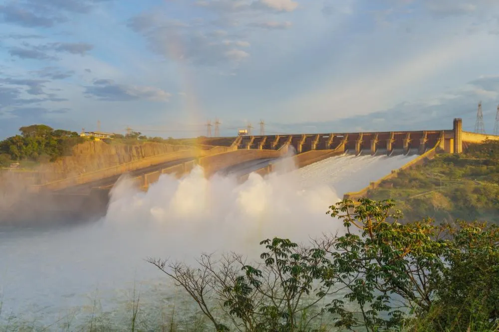 Vertedouro de Itaipu foi aberto na madrugada deste domingo para controle do nível do reservatório. Foto: Abel Rojas/Itaipu Binacional.