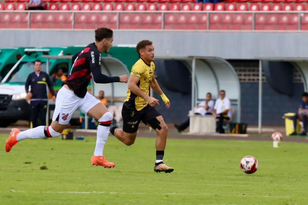 FC Cascavel reage no segundo tempo, mas sofre gol nos acréscimos e perde para o Athletico por 3 a 2.