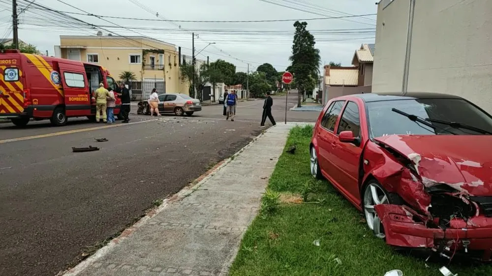 Golf atingiu um Peugeot e, na sequência, bateu contra o muro de uma residência no Parque São Paulo.
