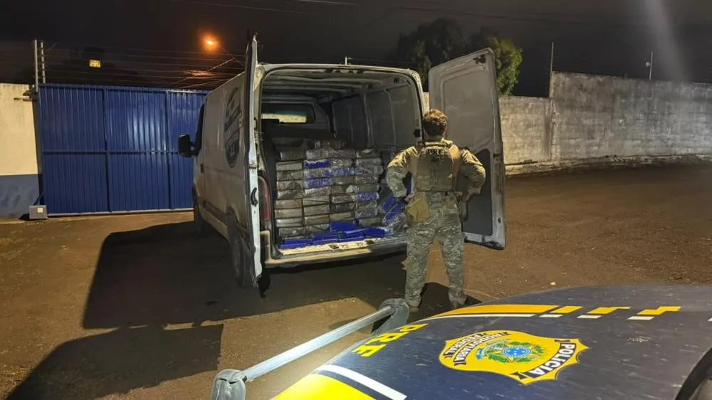 Droga estava escondida no compartimento de carga de um veículo abordado na PR-467, em Cascavel.