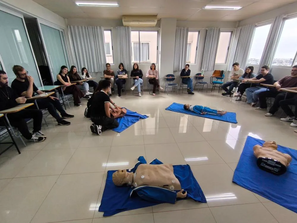 Acadêmicos de Medicina participam de treinamento de suporte básico de vida