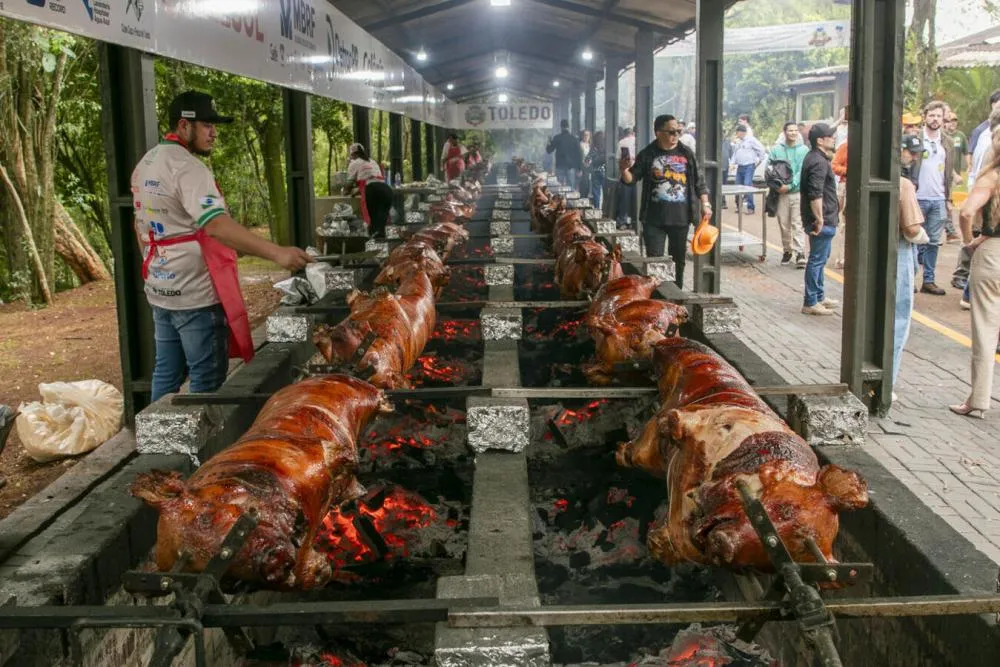 Festa do Porco no Rolete reúne 25 mil pessoas em Toledo