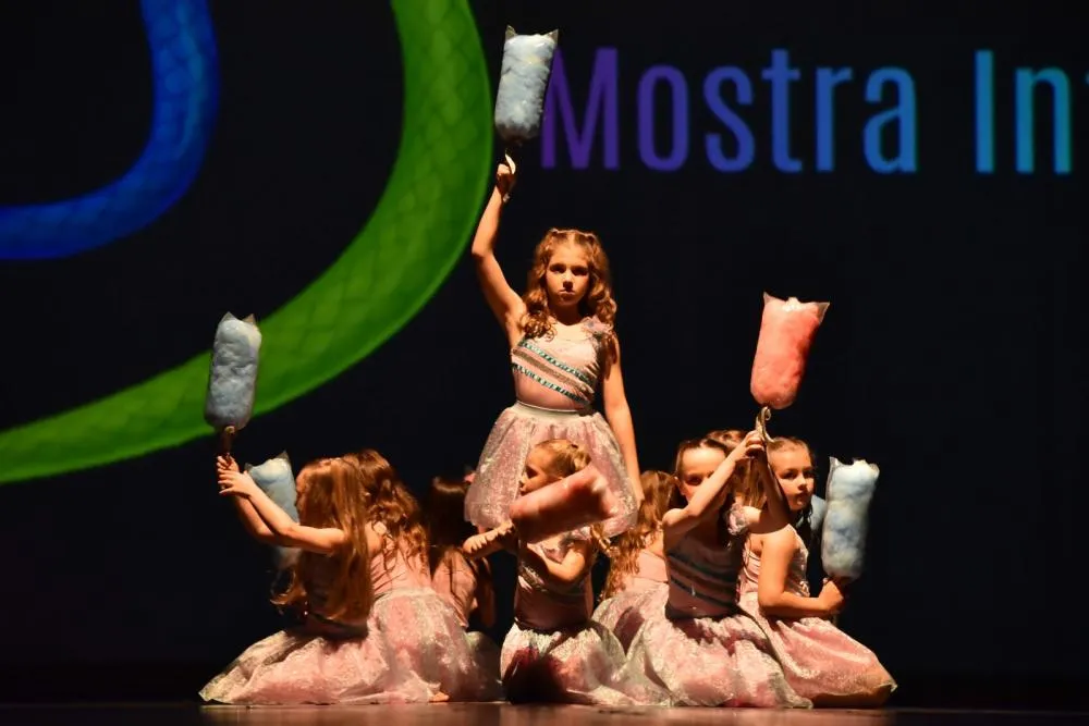 Crianças de Cascavel e de outras cidades participam do Festival de Dança.