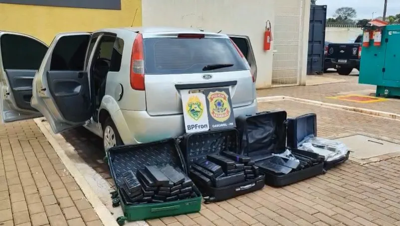 Drogas estavam escondidas em malas dentro do carro abordado em Santa Tereza do Oeste.