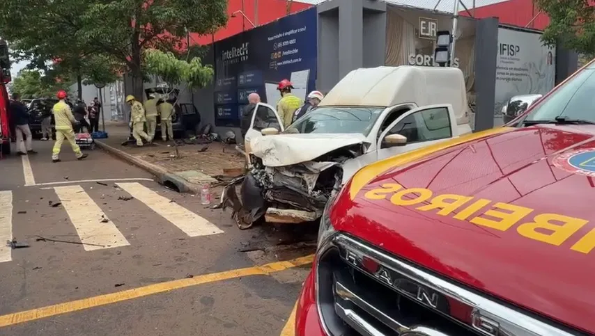 Fiesta e Saveiro bateram no cruzamento das ruas Flamboyant e Recife, no bairro Coqueiral.