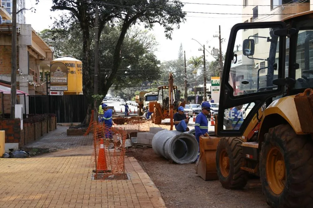 Obras de drenagem avançam para a Rua Paraná, na região Central de Cascavel.