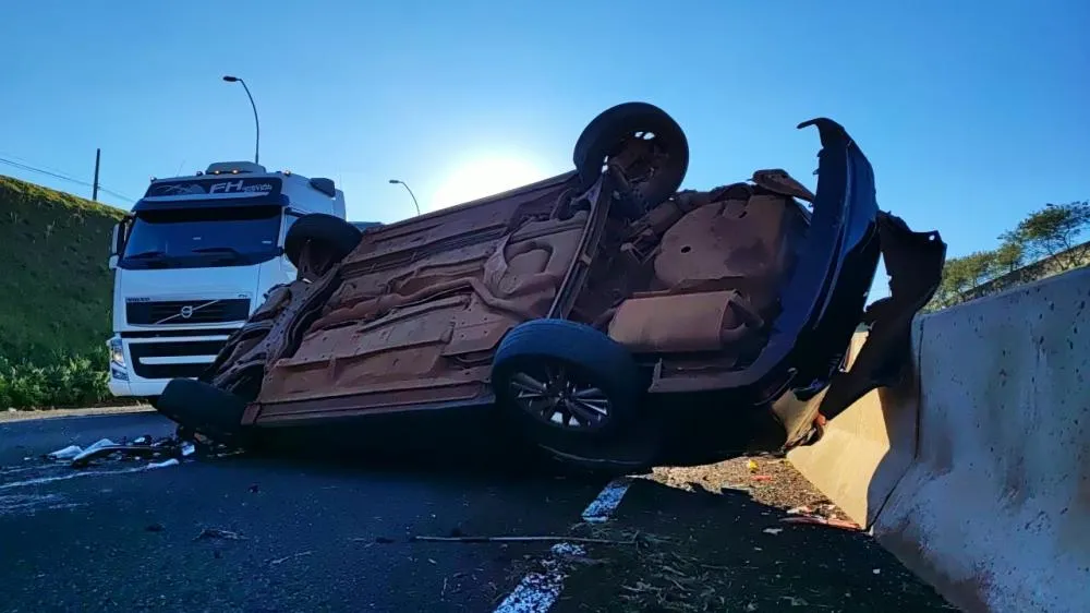 Corolla capotou após o motorista perder o controle em uma curva da PRC-467, em Cascavel.