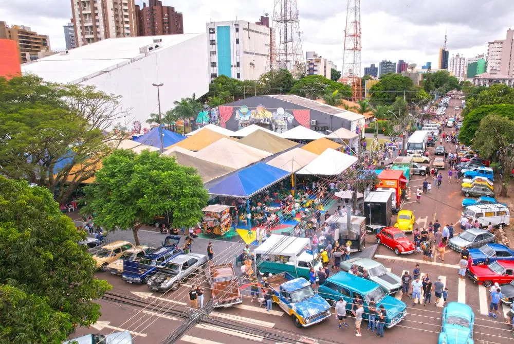 Espaço reúne cerca de 70 feirantes aos domingos, no estacionamento do Teatro Municipal Sefrin Filho.