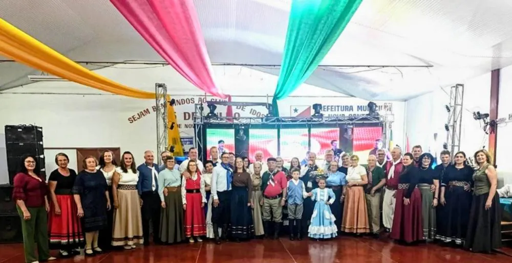 Dezenas de casais participaram do curso e da formatura com apresentação do grupo Geração Campeira.