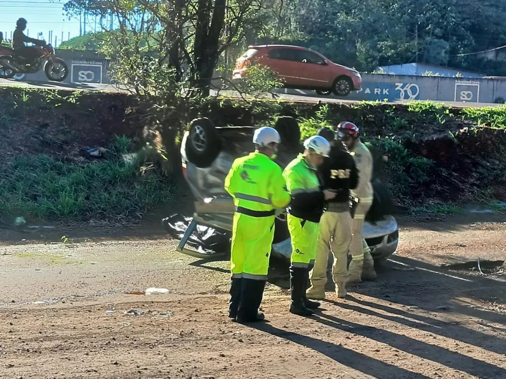 Fiat Palio capotou às margens da BR-369 após ser atingido por um caminhão.