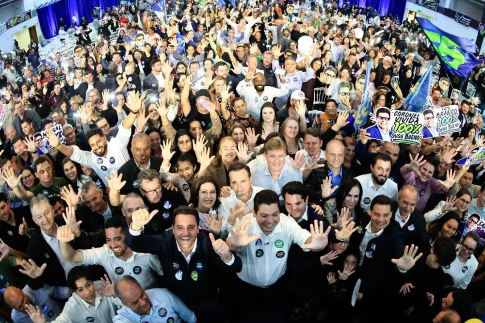 Evento de Gugu Bueno teve a presença de Ratinho Junior, Sandro Alex, Alexandre Curi e lideranças políticas do Paraná.