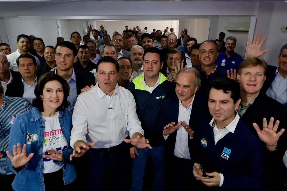 Sandro Alex e Ratinho Junior durante encontro com prefeitos da Amop, em Cascavel