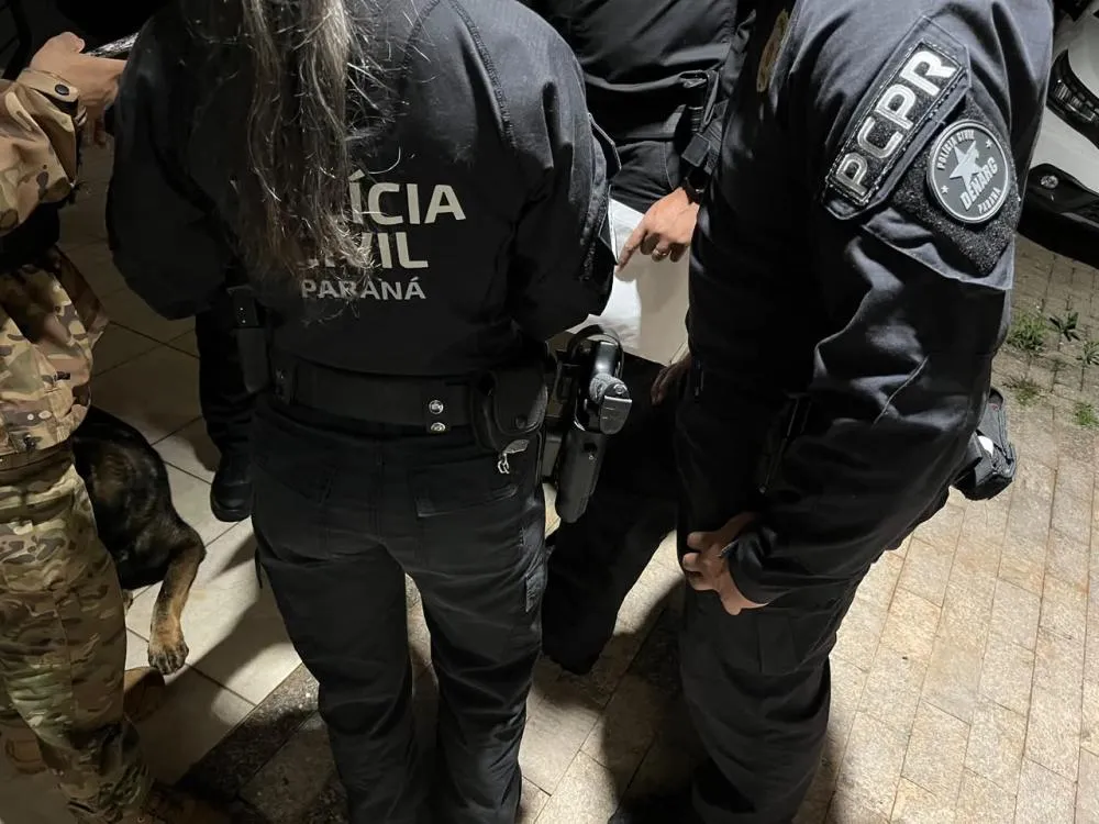 Polícia Civil cumpre mandados contra grupo investigado por tráfico de drogas e armas no Oeste do Paraná.