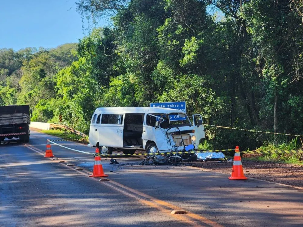 Colisão frontal entre moto e Kombi mata jovem na PR-317