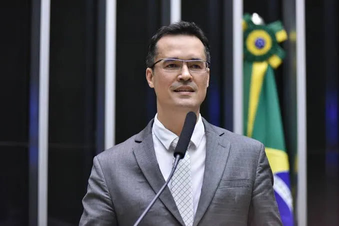 Ministro Floriano de Azevedo Marques determinou a suspensão da campanha de Dallagnol no Paraná.