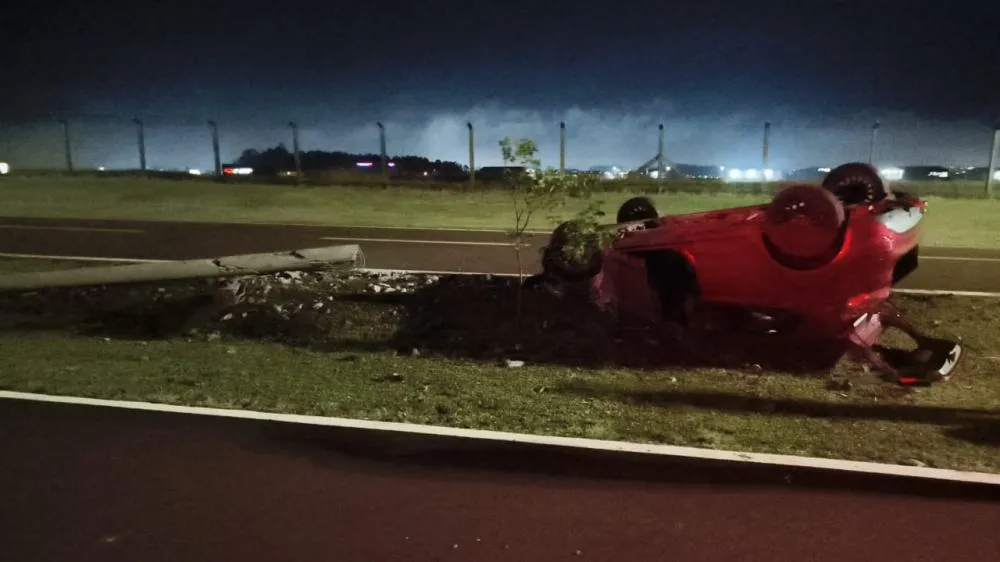 Fiesta bateu contra um poste e capotou na Estrada do Aeroporto, em Cascavel.