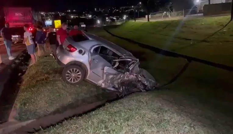 Colisão frontal deixou dois motoristas feridos na BR-277, em Cascavel, na noite de domingo (20).
