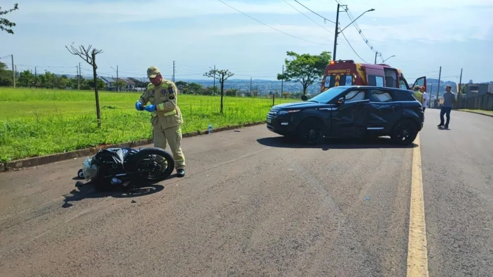 Acidente entre Kawasaki Ninja e Range Rover deixou motociclista com TCE grave nesta segunda-feira (21).