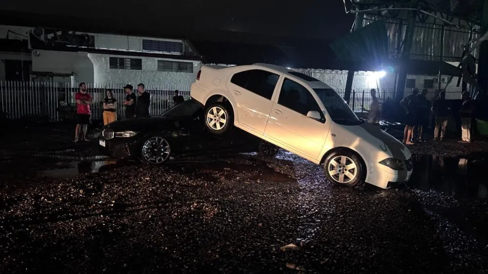 Carro foi arrastado pelo vento durante o temporal que atingiu Francisco Beltrão nesta segunda-feira (21).