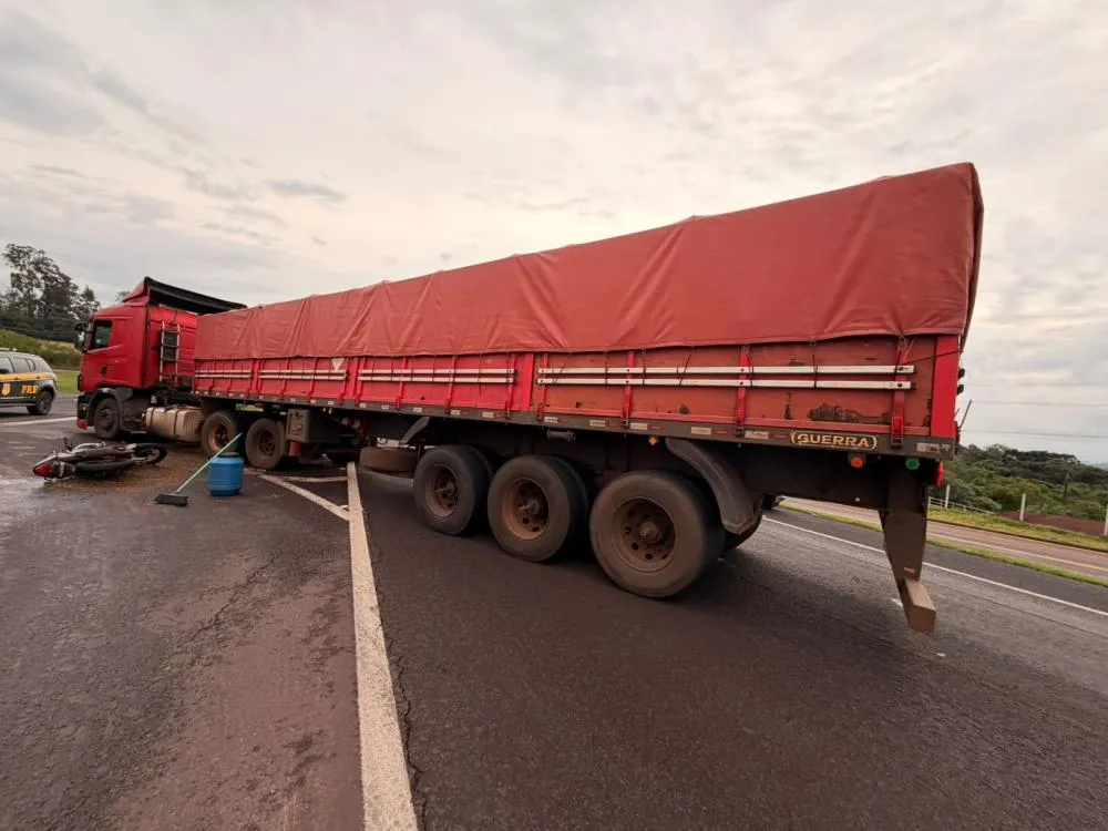 Motocicleta colidiu com carreta durante uma manobra de retorno em Cascavel.