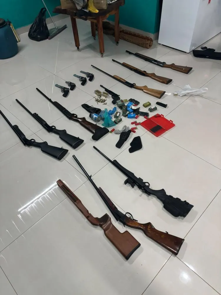 Polícia Civil apreendeu 13 armas e 945 munições durante a Operação Hefesto, deflagrada nesta terça-feira (22).