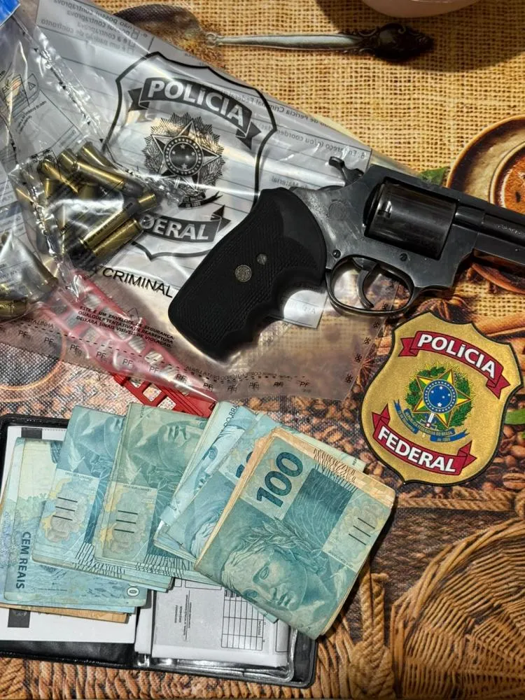 Operação investiga suspeita de desvio de mercadorias apreendidas e encaminhadas ao depósito da Receita Federal.
