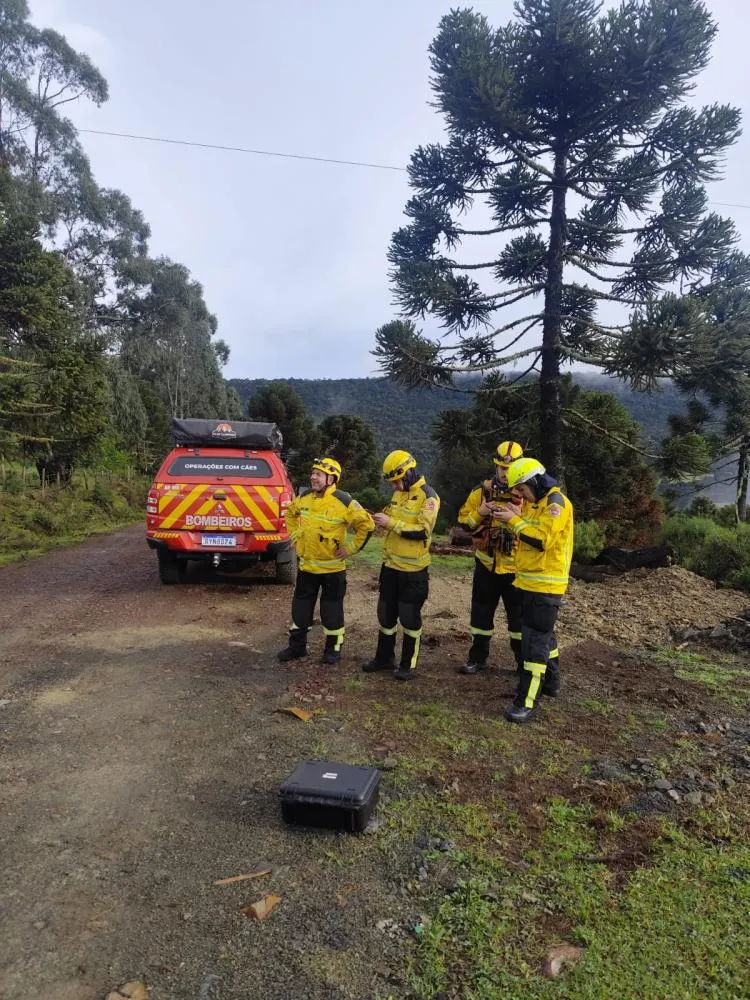 Equipes de resgate localizaram o helicóptero que transportava o cantor Rick na Serra Catarinense.