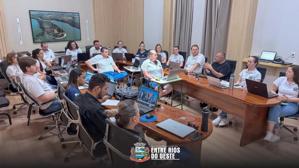 Servidores dos Poderes Executivo e Legislativo participam de capacitação sobre inteligência artificial.