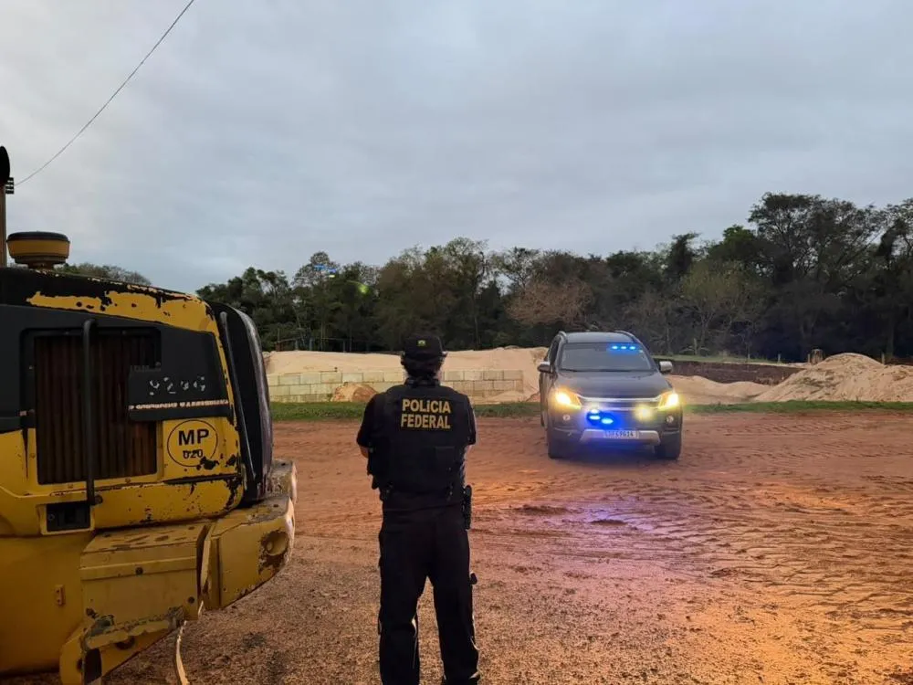 Polícia Federal cumpre mandados durante operação que investiga extração ilegal de areia no Rio Paraná.