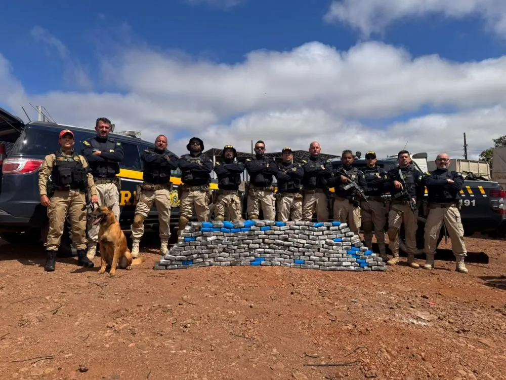 Carreta com placas paraguaias foi recolhida após fugir de abordagem na BR-277.