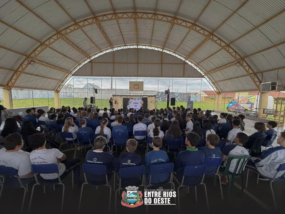 Teatro leva reflexão sobre trabalho infantil a alunos de Entre Rios do Oeste