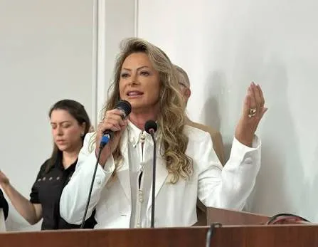 Edna Contin deixa Prefeitura por 15 dias para apoiar Sandro Alex