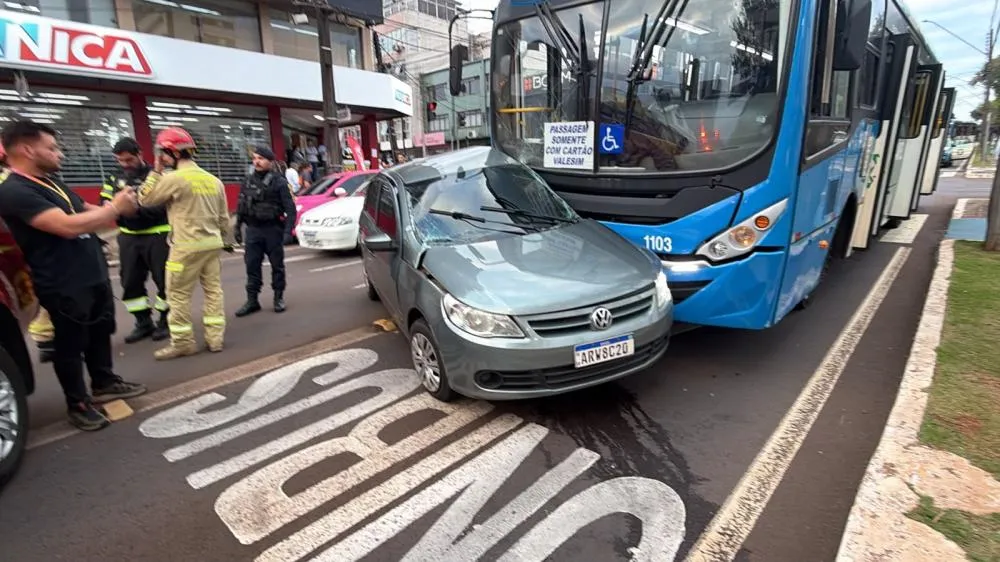 Motorista de Gol fica ferida em acidente com ônibus na Avenida Brasil