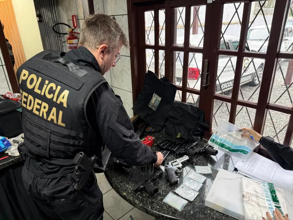 Operação Arsenal Oculto investiga aluguel e comércio irregular de armas de fogo.