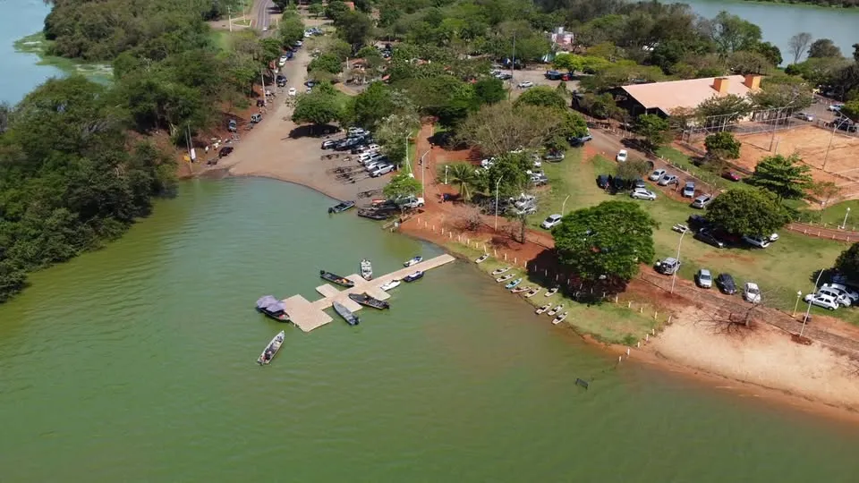 Mais de 20 embarcações participam voluntariamente das buscas neste domingo.