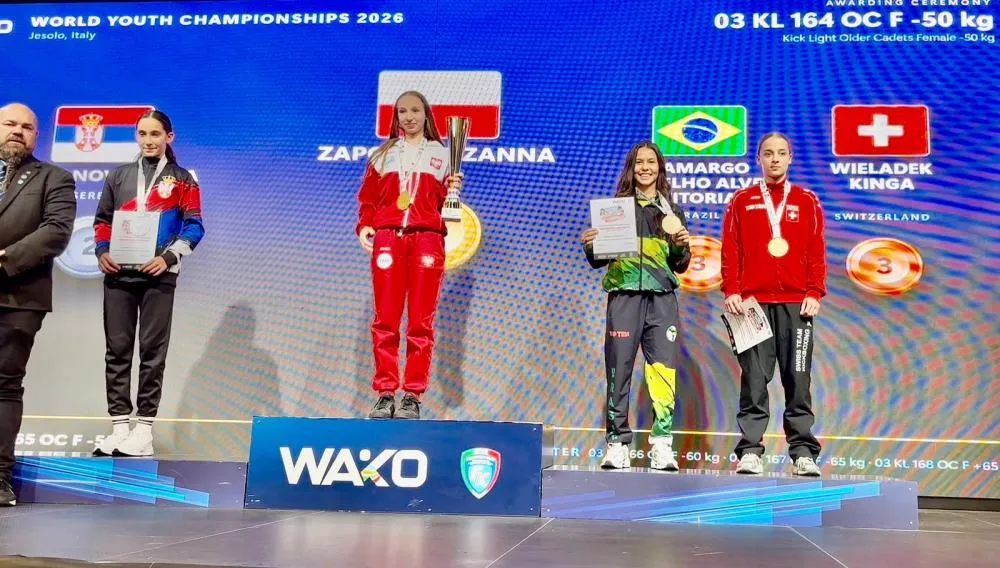 Brasileira avançou até a semifinal do Mundial e terminou entre as três melhores atletas de sua categoria.