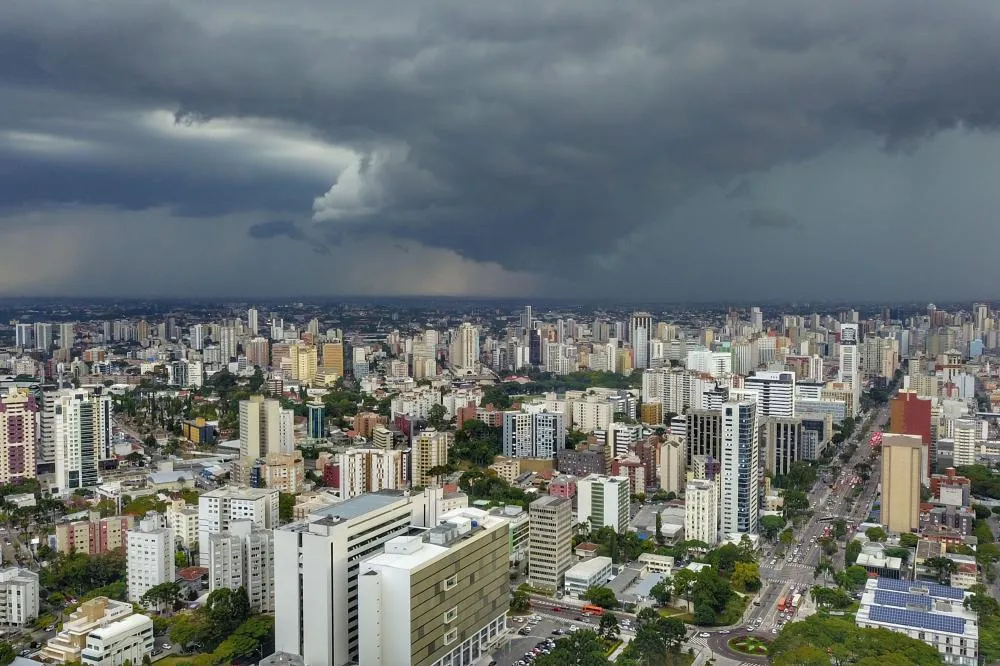 Calor de quase 40°C dá lugar a chuva forte, raios e rajadas de vento no Estado.
