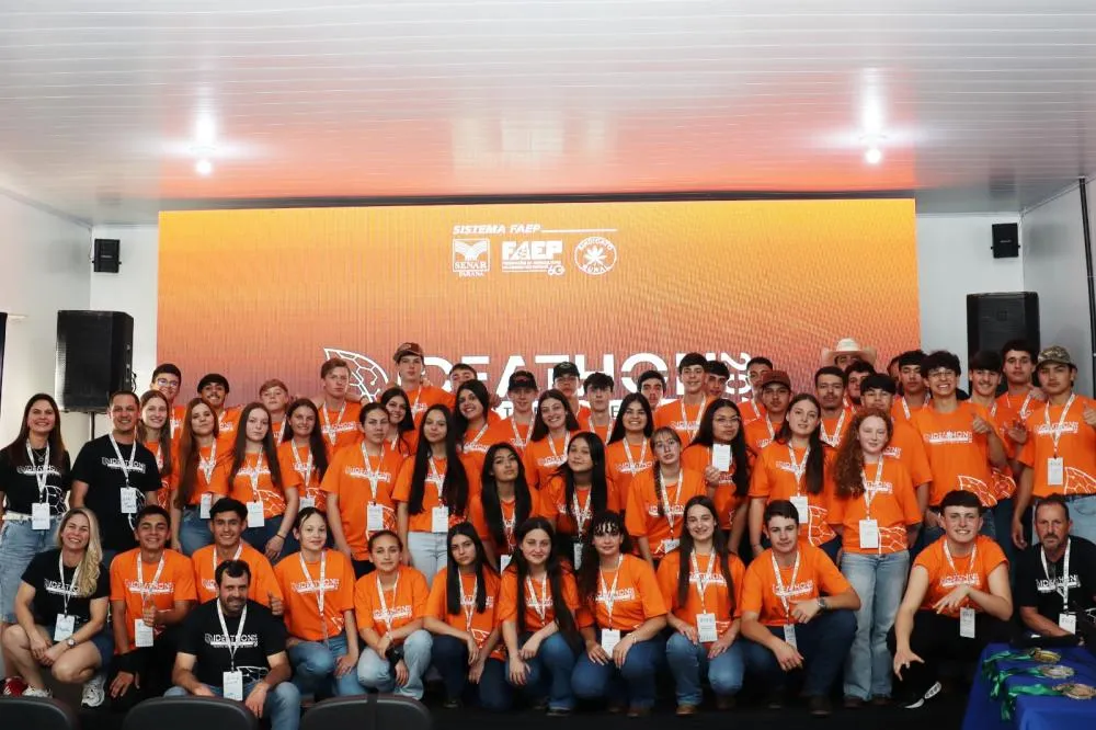 Estudantes apresentam projetos tecnológicos para melhorar o bem-estar animal em granjas durante o Ideathon em Clevelândia.