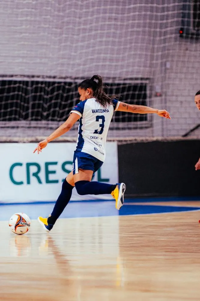 Vanessinha veste a camisa 3 do Stein Cascavel em sua primeira temporada pelo clube.