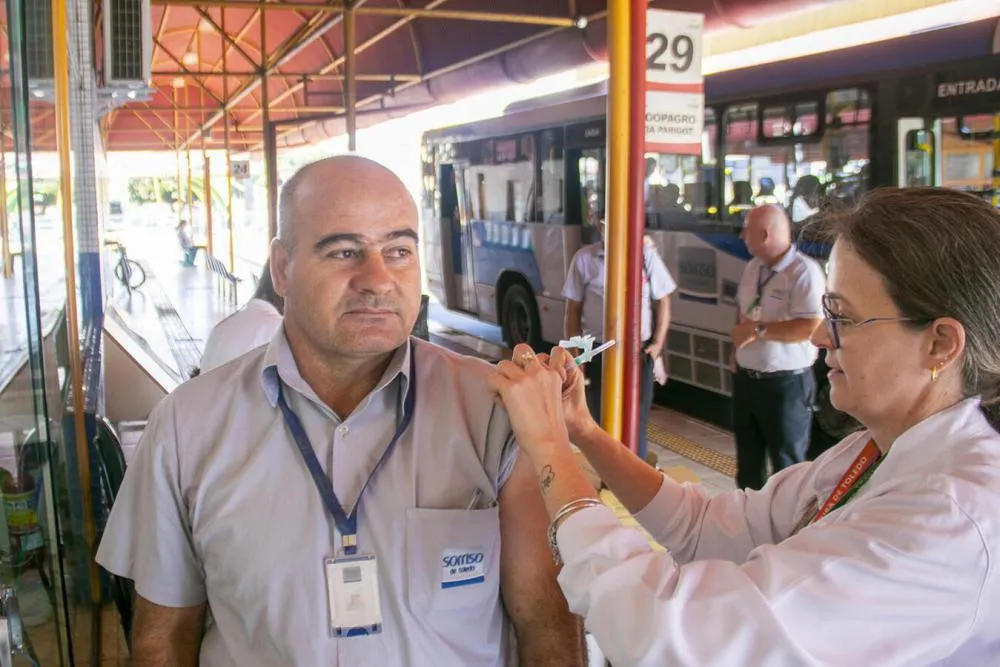 Campanha de multivacinação aplicou 56 doses no Terminal Urbano Luiz Grando, em Toledo.