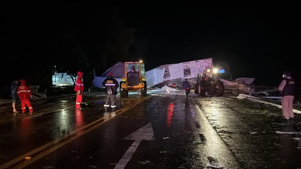 Hangar foi destruído pelo vento e destroços atingiram a PR-182, em Toledo.