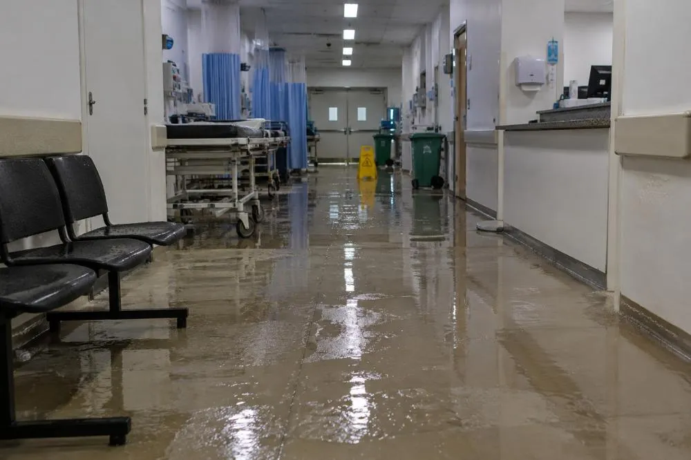 UPA Brasília teve entrada de água em alguns pontos após o temporal desta terça-feira (29). Imagem gerada por IA