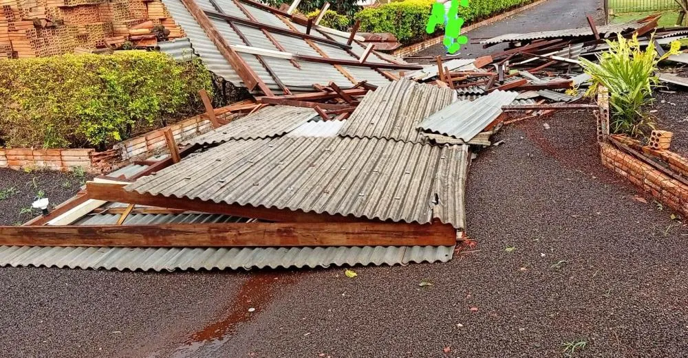 Temporal provocou danos na rede elétrica e em imóveis de Nova Santa Rosa.